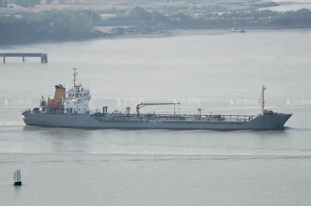 出售4500吨成品油船