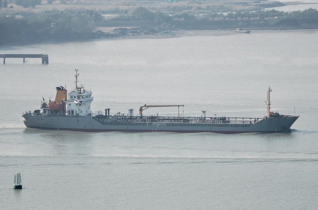 出售4500吨成品油船